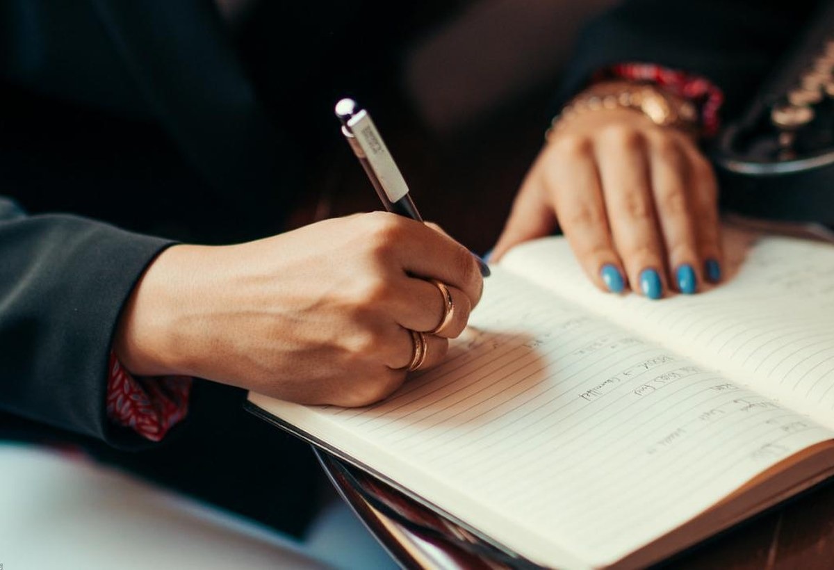 scrittura di appunti in ufficio